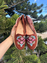 Load image into Gallery viewer, Flowers embroidery brown