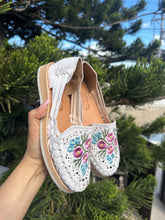 Load image into Gallery viewer, Flowers embroidery white