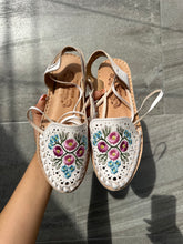 Load image into Gallery viewer, Flowers embroidery lace up white