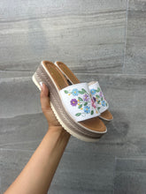 Load image into Gallery viewer, 1 flower embroidery white platform