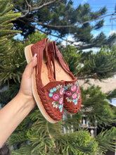 Load image into Gallery viewer, Flowers embroidery brown