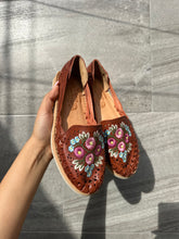 Load image into Gallery viewer, Flowers embroidery brown