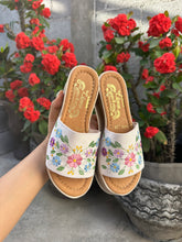 Load image into Gallery viewer, 1 flower embroidery white platform