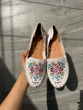 Load image into Gallery viewer, Flowers embroidery white