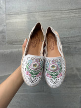 Load image into Gallery viewer, 1 flower embroidery white