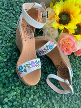 Load image into Gallery viewer, Chula Wedge White Strap