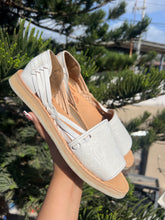 Load image into Gallery viewer, Flor cincelado blanco open toe huaraches