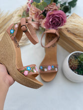 Load image into Gallery viewer, Chula Wedge Tan Strap