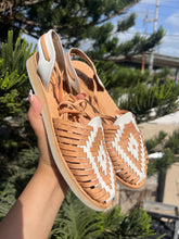 Load image into Gallery viewer, Blanco cajeta lace up
