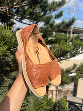 Load image into Gallery viewer, Flor cincelado huaraches tan open toe