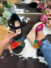 Load image into Gallery viewer, Chiapas embroidery wedges / bordado