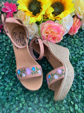 Load image into Gallery viewer, Chula Wedge Tan Strap