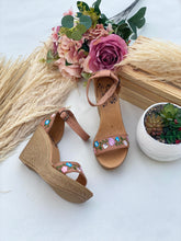 Load image into Gallery viewer, Chula Wedge Tan Strap