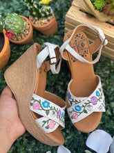 Load image into Gallery viewer, Chula Wedge White