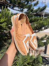 Load image into Gallery viewer, Blanco cajeta huaraches