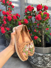 Load image into Gallery viewer, 1 flower embroidery tan