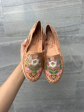 Load image into Gallery viewer, 1 flower embroidery tan