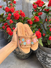Load image into Gallery viewer, 1 flower embroidery sandal tan