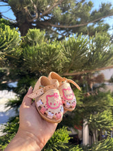 Load image into Gallery viewer, Hello kitty tan baby/kids (closed toe)