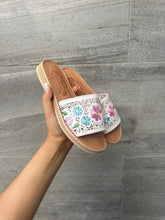 Load image into Gallery viewer, 1 flower embroidery sandal white