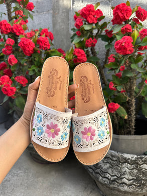 1 flower embroidery sandal white
