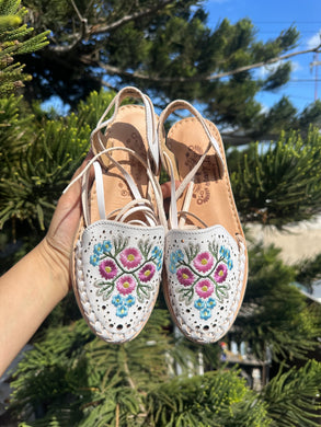 Flowers embroidery lace up white