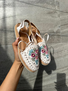 Flowers embroidery lace up white