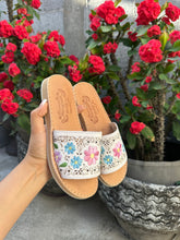 Load image into Gallery viewer, 1 flower embroidery sandal white
