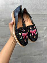 Load image into Gallery viewer, Bow coquette Hello kitty huaraches black