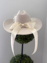 Load image into Gallery viewer, Cowgirl Tejana Neutral Bow