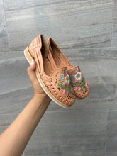 Load image into Gallery viewer, 1 flower embroidery tan
