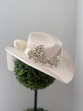 Load image into Gallery viewer, Cowgirl Tejana Neutral Bow