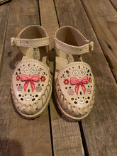 Load image into Gallery viewer, bow kid/baby tan (closed toe)