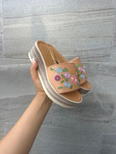 Load image into Gallery viewer, 1 flower embroidery tan platform