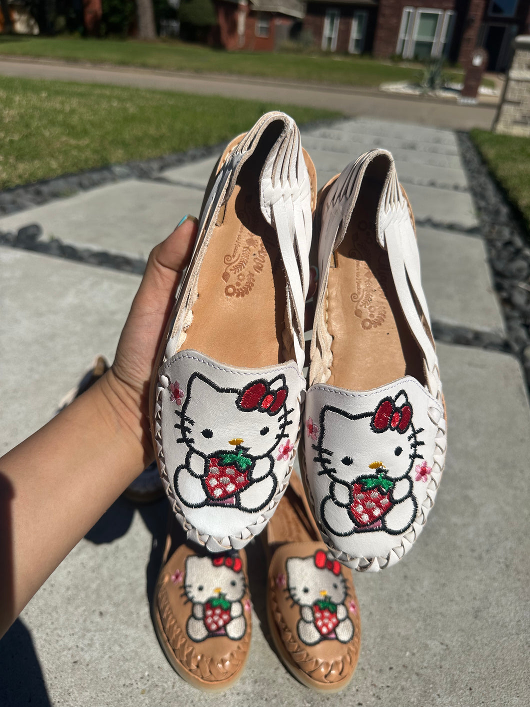 Hello kitty brown strawberry(white)
