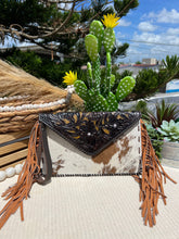 Load image into Gallery viewer, cowhide wristlet bag flor