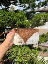 Load image into Gallery viewer, Wristlet cowhide leather