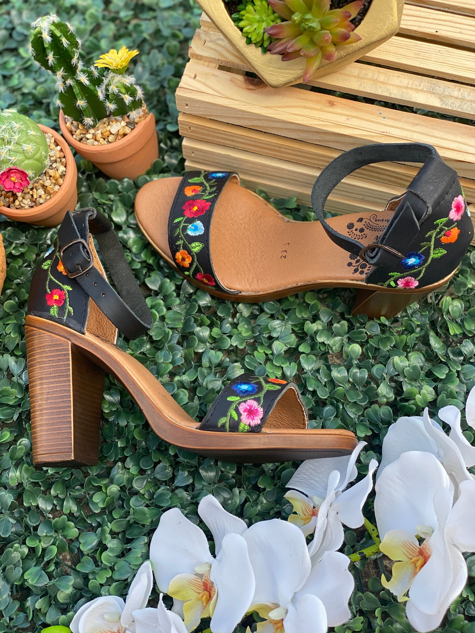 Floral Embroidered Chunky Heels | Tacones, Estilo de zapatos, Zapatos de  tacones