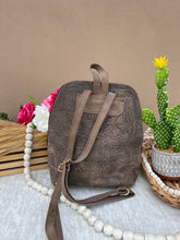 Load image into Gallery viewer, Paris Backpack Cowhide Cincelada