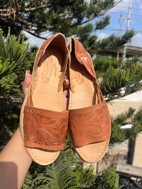 Flor cincelado huaraches tan open toe