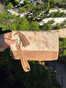 Lily cowhide clutch/ muñequera