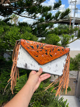 Load image into Gallery viewer, cowhide wristlet bag fringe