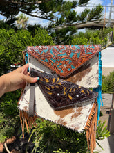 Load image into Gallery viewer, cowhide wristlet bag flor