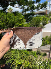 Load image into Gallery viewer, Wristlet cowhide leather