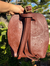 Load image into Gallery viewer, Paris Backpack Cowhide Cincelada