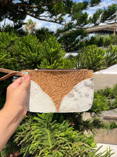 Load image into Gallery viewer, Wristlet cowhide leather