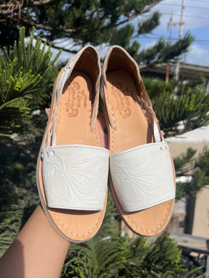 Flor cincelado blanco open toe huaraches